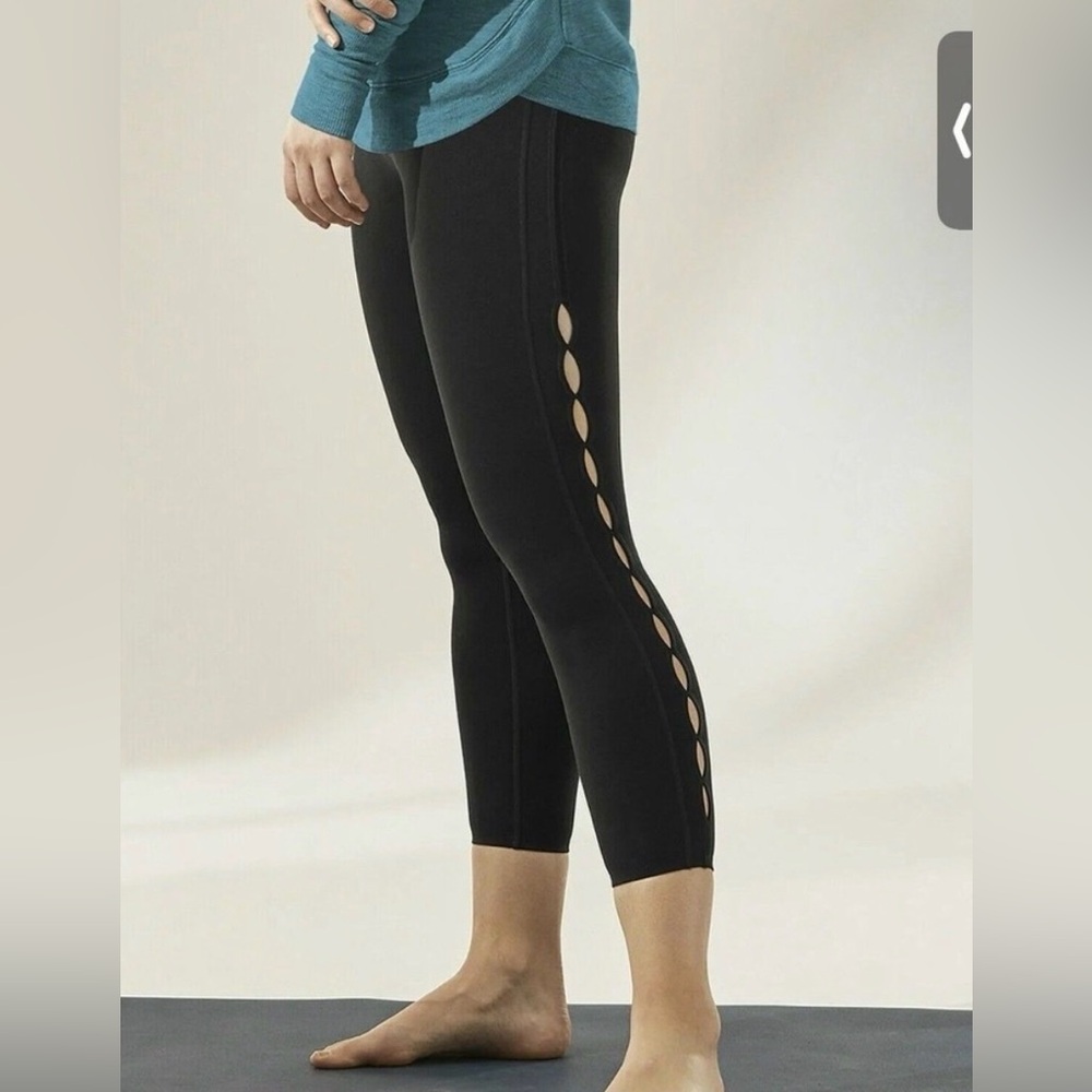 Athleta Women's Horizon Scallop Capri Leggings Yoga black Size M (28W x 19L)